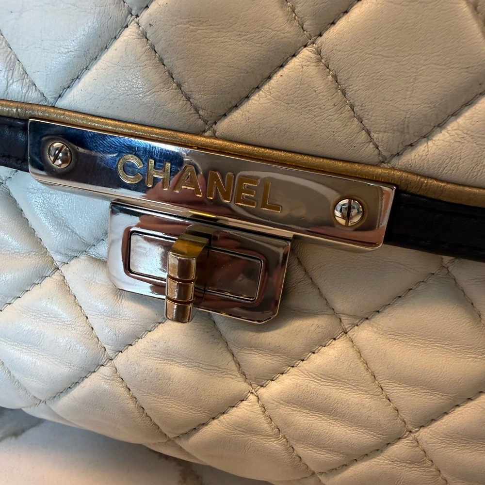 CHANEL Quilted Lambskin White Bag - Picture 5 of 17